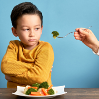 enfant refusant de manger ses légumes verts