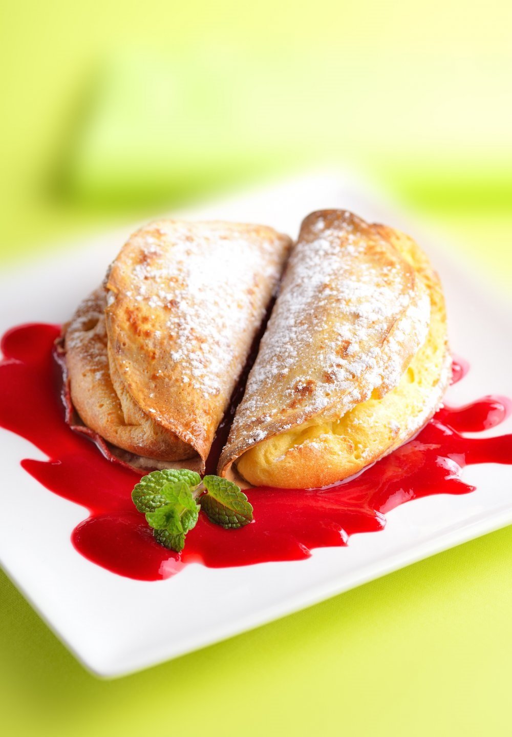 https://www.laboutiquedeschefs.com/upload/images/crepes-soufflees-et-coulis-de-fraises.jpg