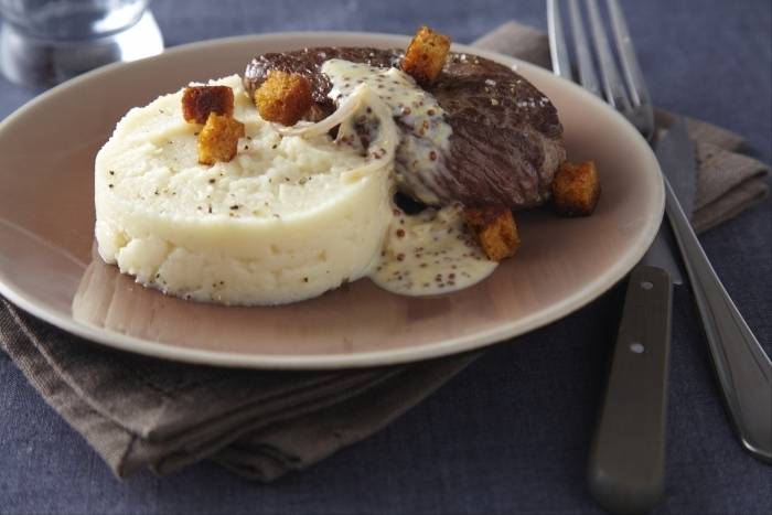 Pavé de boeuf sauce moutarde, pain d'épice et purée de céleri